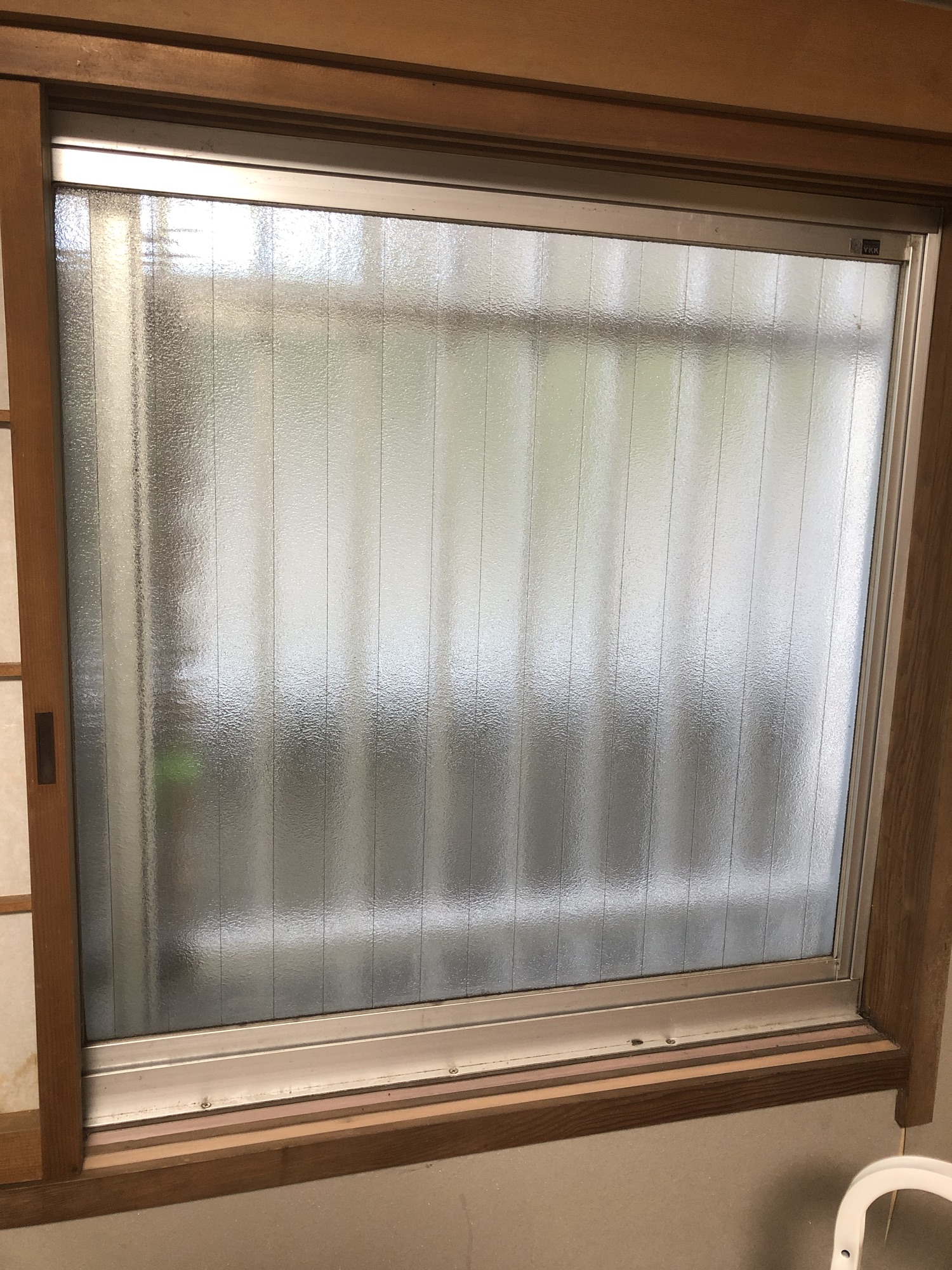 【施工実績】大阪府茨木市｜型板ガラスも意外に狙われやすい？｜デコボコガラス専用・貫通防止フィルムでしっかり防犯対策　| 2025年11月