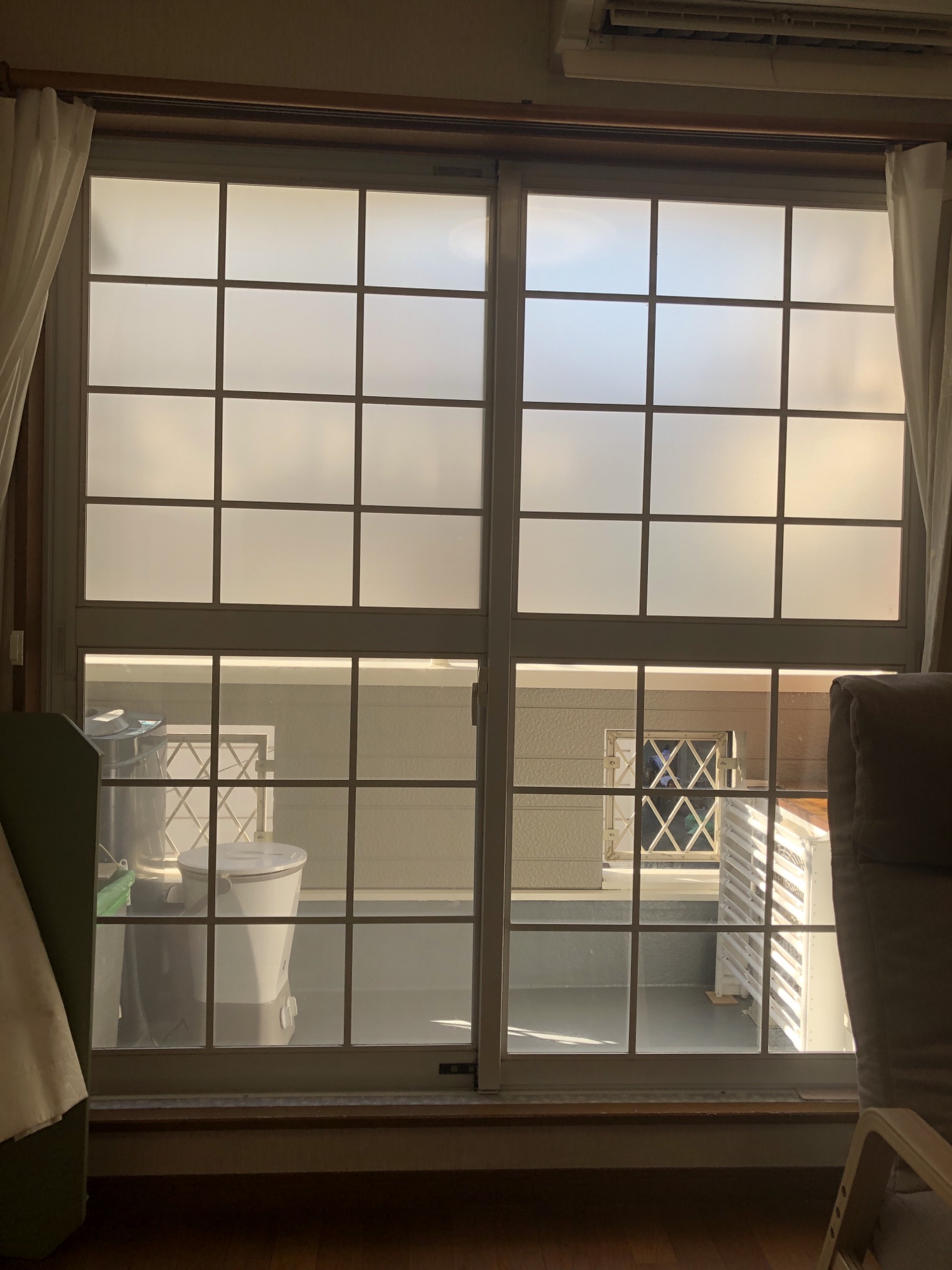 【施工実績】大阪市住之江区｜戸建て｜台風対策と目隠しを両立｜3M  SH2CLARX｜フロストシュクレ｜格子窓は外貼りで安心施工｜2025年11月